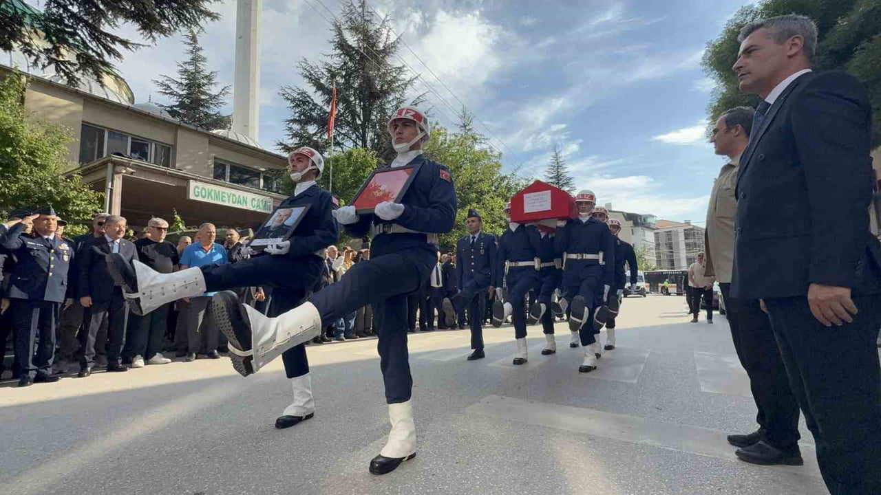 ESKİŞEHİR’İN SON KORE GAZİSİ OLAN VE 95 YAŞINDA HAYATINI KAYBEDEN SEFER DURUKAN, GÖZYAŞLARI...