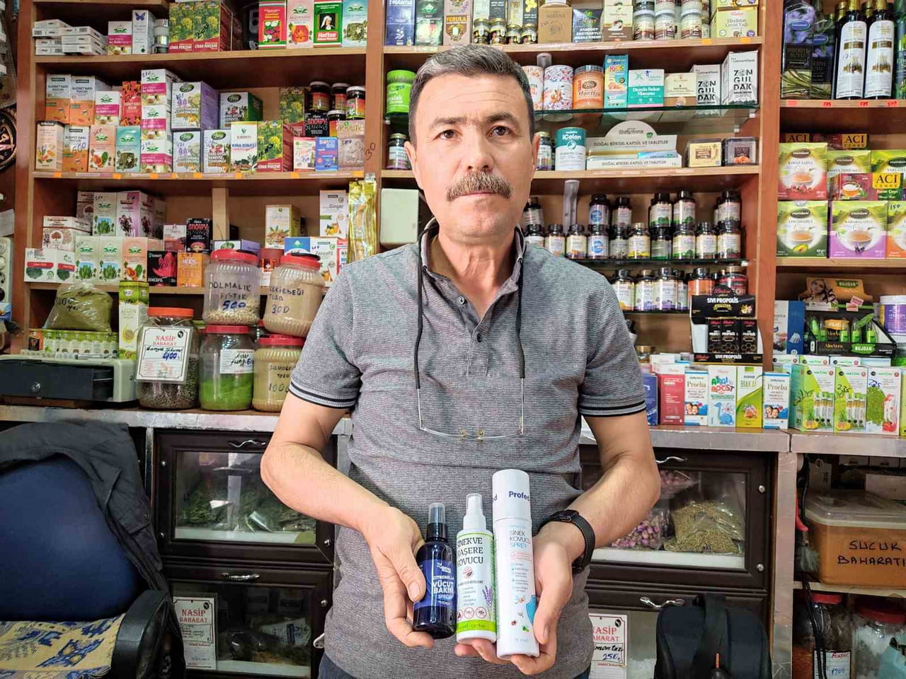 ESKİŞEHİR KÖPRÜBAŞI CADDESİ’NDE UZUN YILLARDIR AKTARLIK YAPAN METİN AĞILÖNÜ