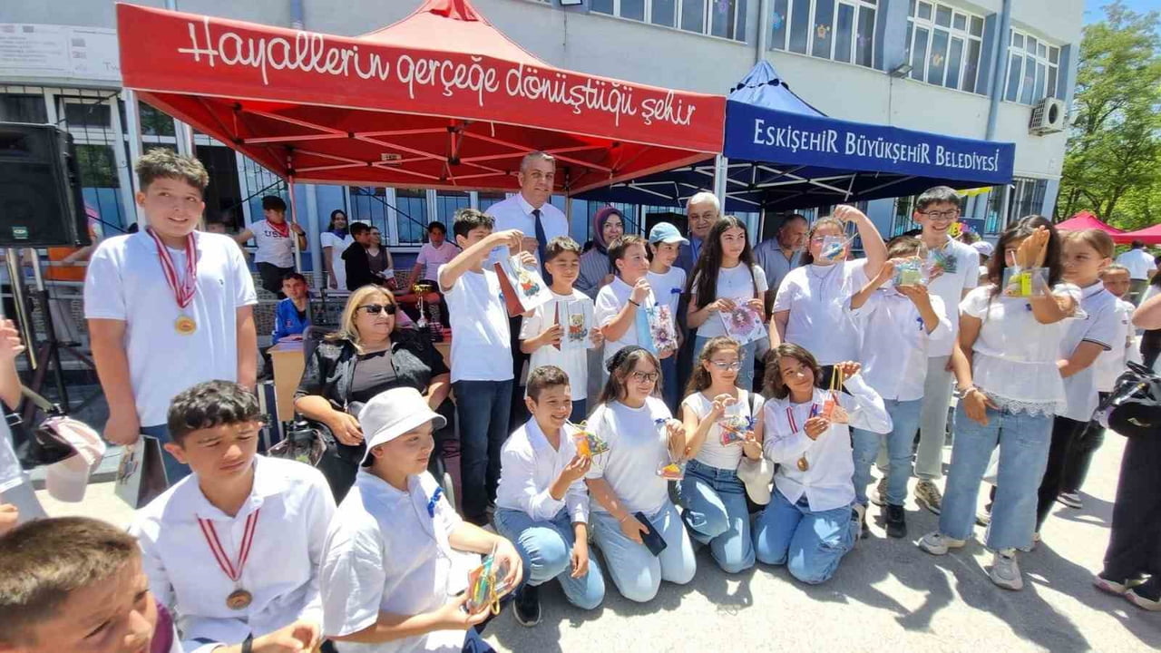 ESKİŞEHİR MEHMET GEDİK ORTAOKULU’NDA ‘MAVİ KAPAKLAR’ UMUDA DÖNÜŞTÜ