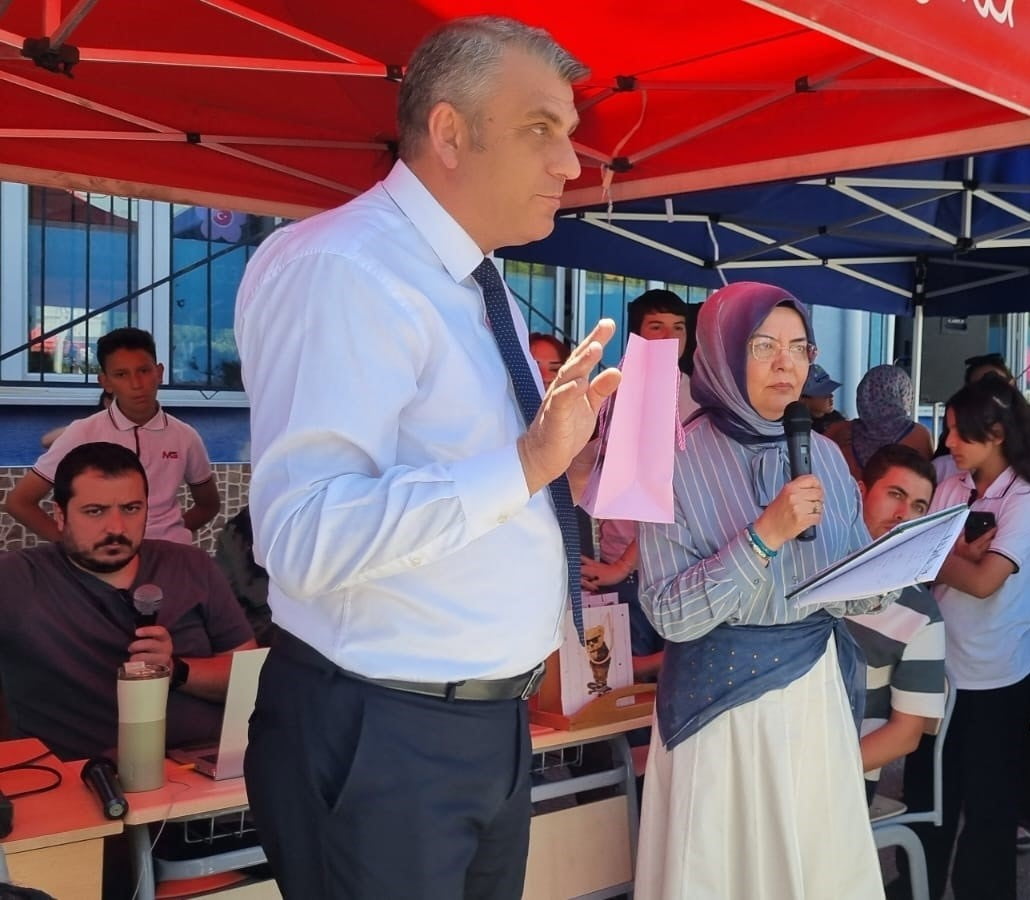 ESKİŞEHİR MEHMET GEDİK ORTAOKULU’NDA ‘MAVİ KAPAKLAR’ UMUDA DÖNÜŞTÜ VE OKUL MÜDÜRÜ ÖMER AYDIN...