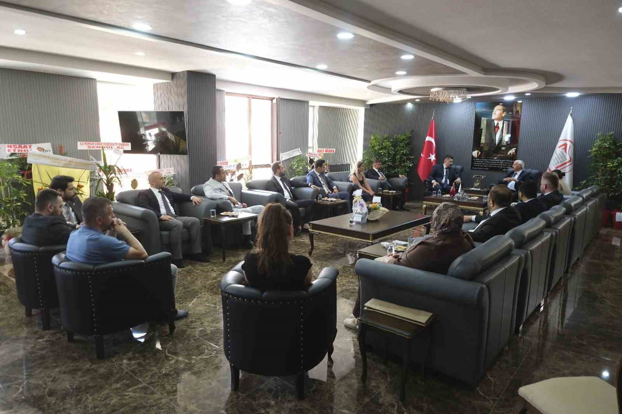ESKİŞEHİR MÜTEŞEBBİS İŞ İNSANLARI DERNEĞİ (ESMİAD) YÖNETİM KURULU, BAŞKAN OĞUZ SİNLENMEZ...