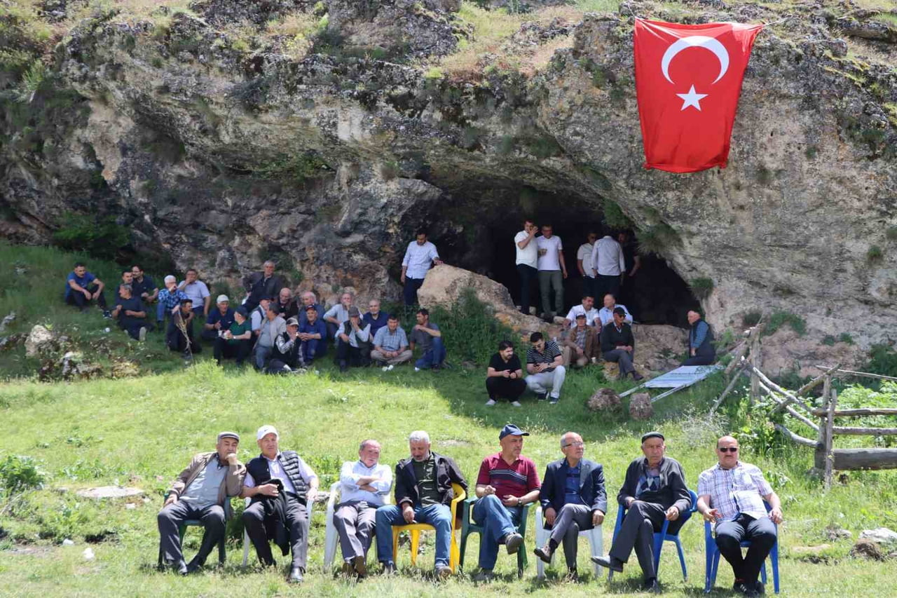 ESKİŞEHİR SANDIKÖZÜ'DE BAHAR ŞENLİĞİ VE ŞALVAR GECESİ COŞKUSU