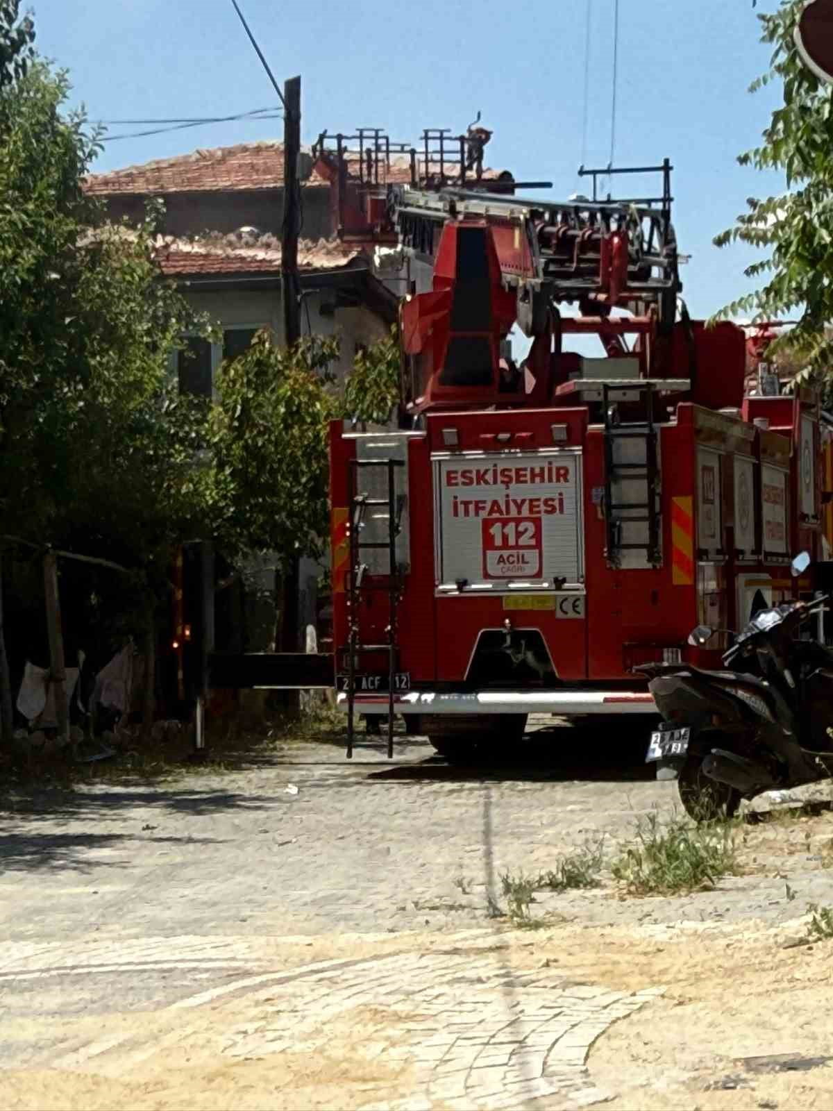 ESKİŞEHİR SİVRİHİSAR İLÇESİNDE BİR ÇOCUĞUN ATEŞLE OYNAMASI SONUCU ÇIKAN YANGINDA EVDE BULUNAN...