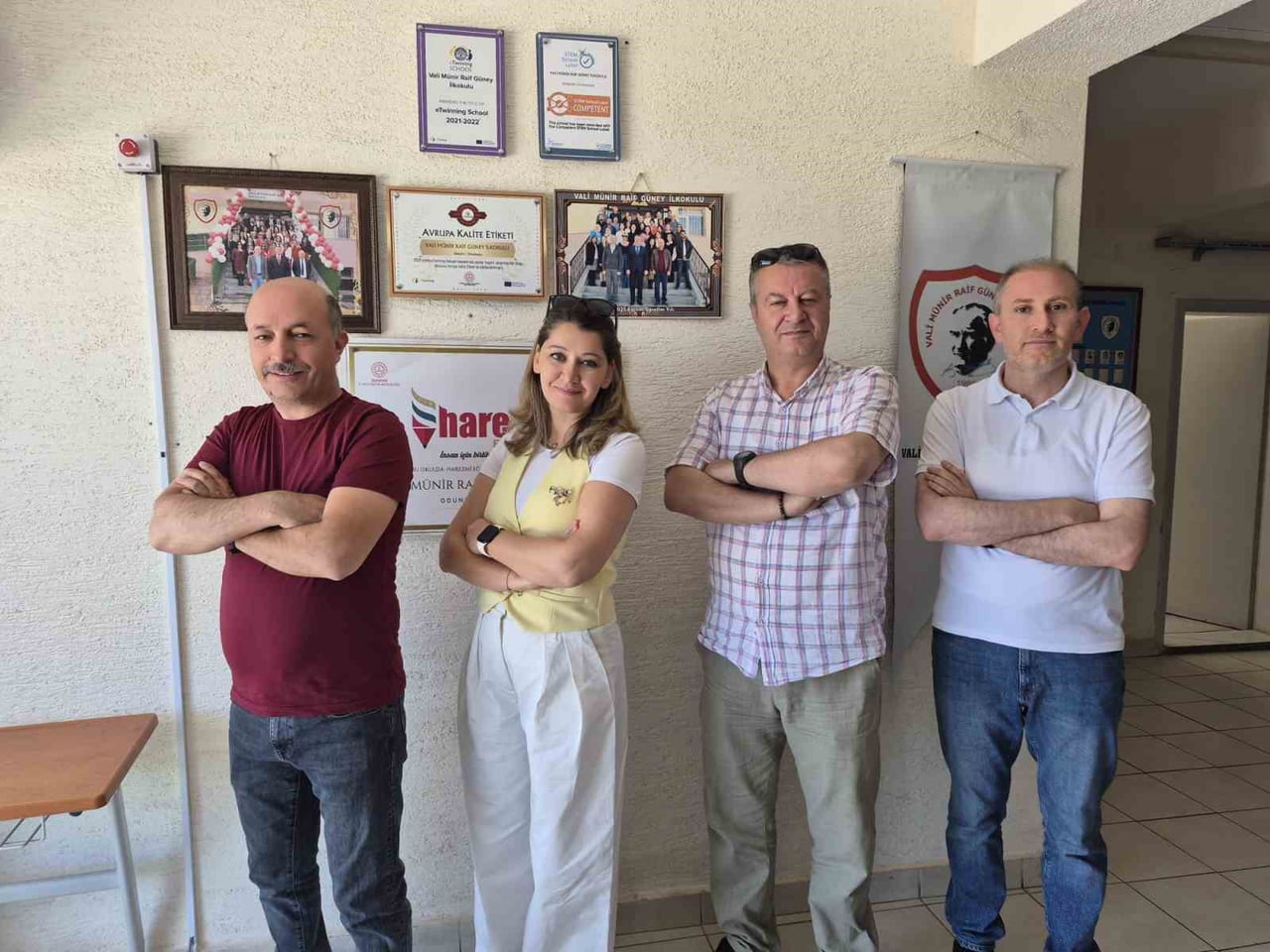 ESKİŞEHİR VALİ MÜNİR RAİF GÜNEY İLKOKULU SINIF ÖĞRETMENİ ELİF İLBARS, ALDIĞI BELGELERLE BİRLİKTE...