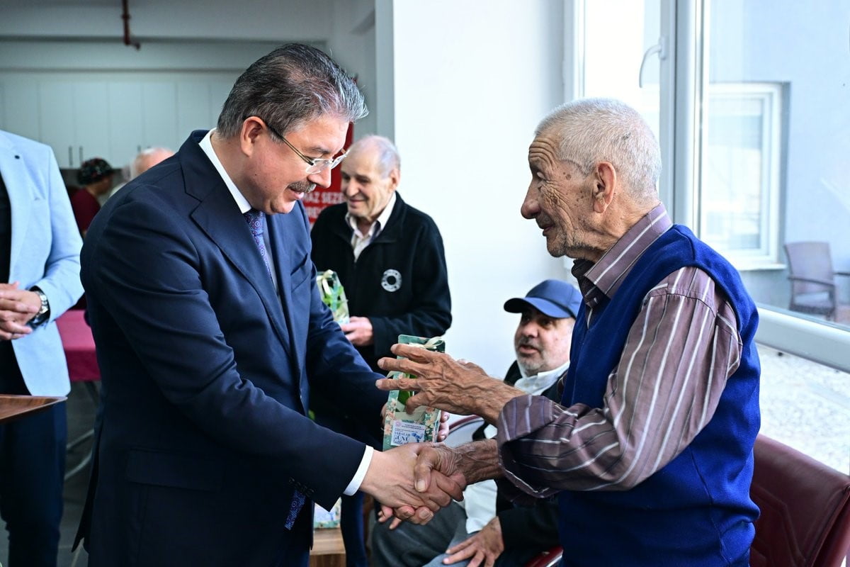 ESKİŞEHİR VALİSİ DR. ERDİNÇ YILMAZ, BABALAR GÜNÜ DOLAYISIYLA FETHİ YILMAZ SEZER YAŞLI BAKIM VE...