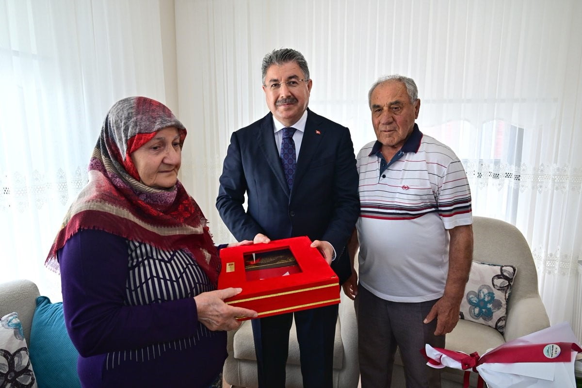 ESKİŞEHİR VALİSİ DR. ERDİNÇ YILMAZ, BABALAR GÜNÜ DOLAYISIYLA ŞEHİT JANDARMA PİLOT KIDEMLİ ALBAY...