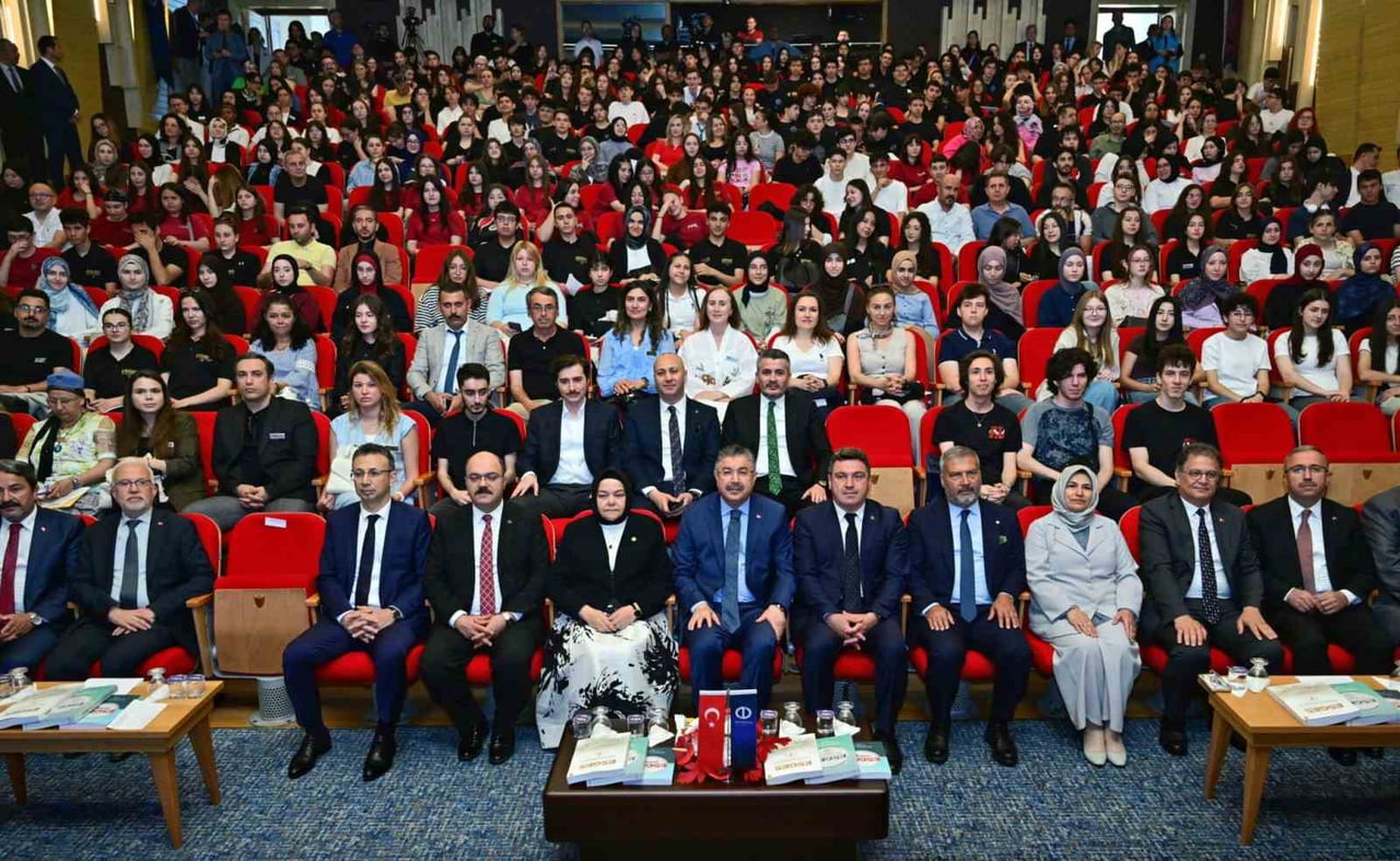 ESKİŞEHİR VALİSİ DR. ERDİNÇ YILMAZ, BU YIL ÜÇÜNCÜSÜ DÜZENLENEN VE 19 PROJE OKULUNDAN YÜZLERCE...
