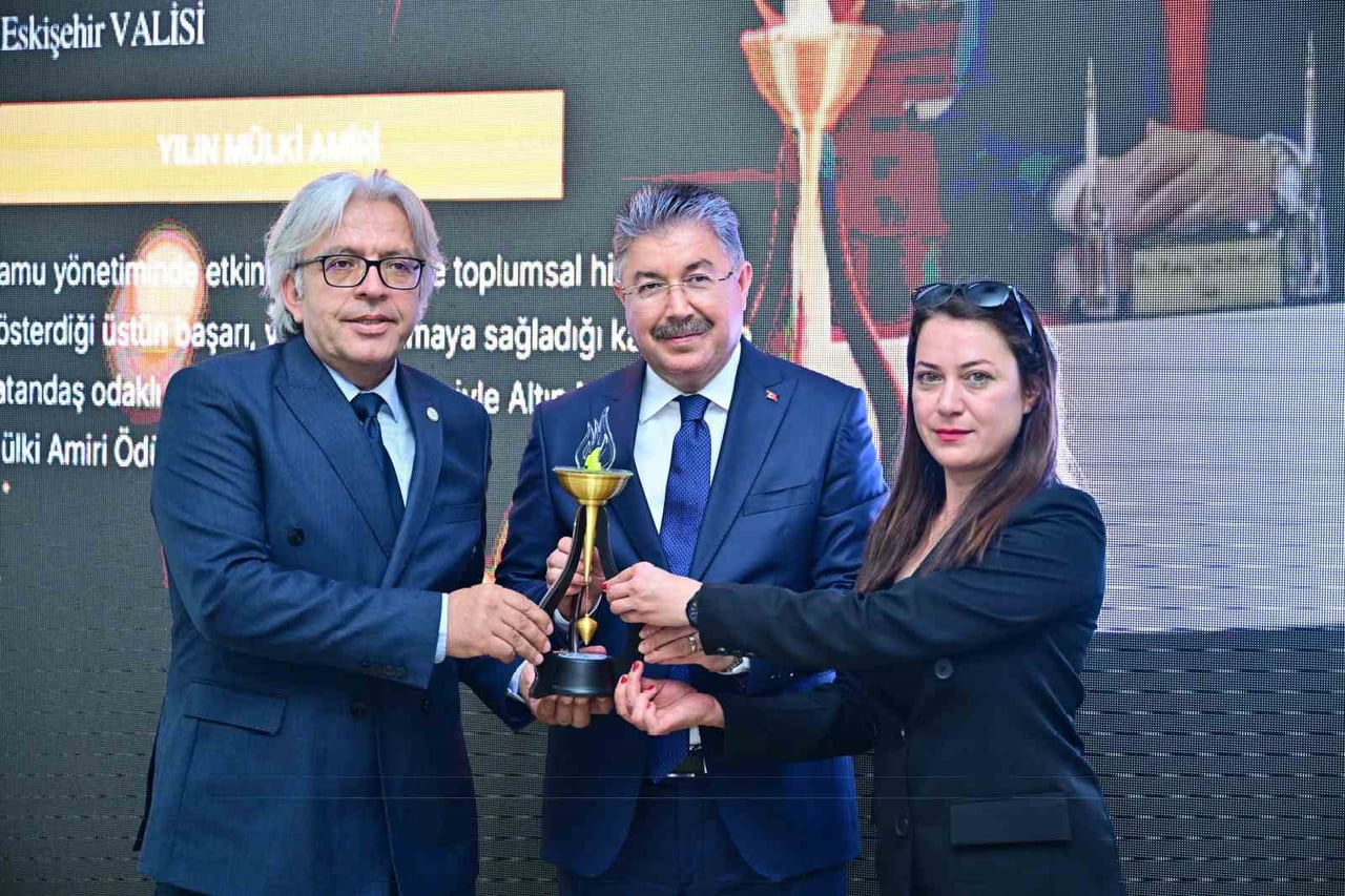 ESKİŞEHİR VALİSİ DR. ERDİNÇ YILMAZ, EĞİTİM YÖNETİCİLERİ VE UZMANLARI DERNEĞİ (EYUDER) TARAFINDAN...