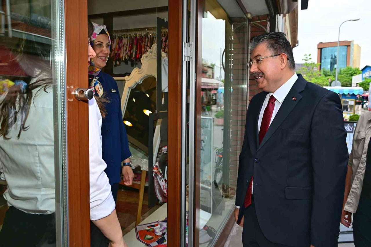 ESKİŞEHİR VALİSİ DR. ERDİNÇ YILMAZ, İL MERKEZİNDE FAALİYET GÖSTEREN ESNAF VE VATANDAŞLARA YÖNELİK...