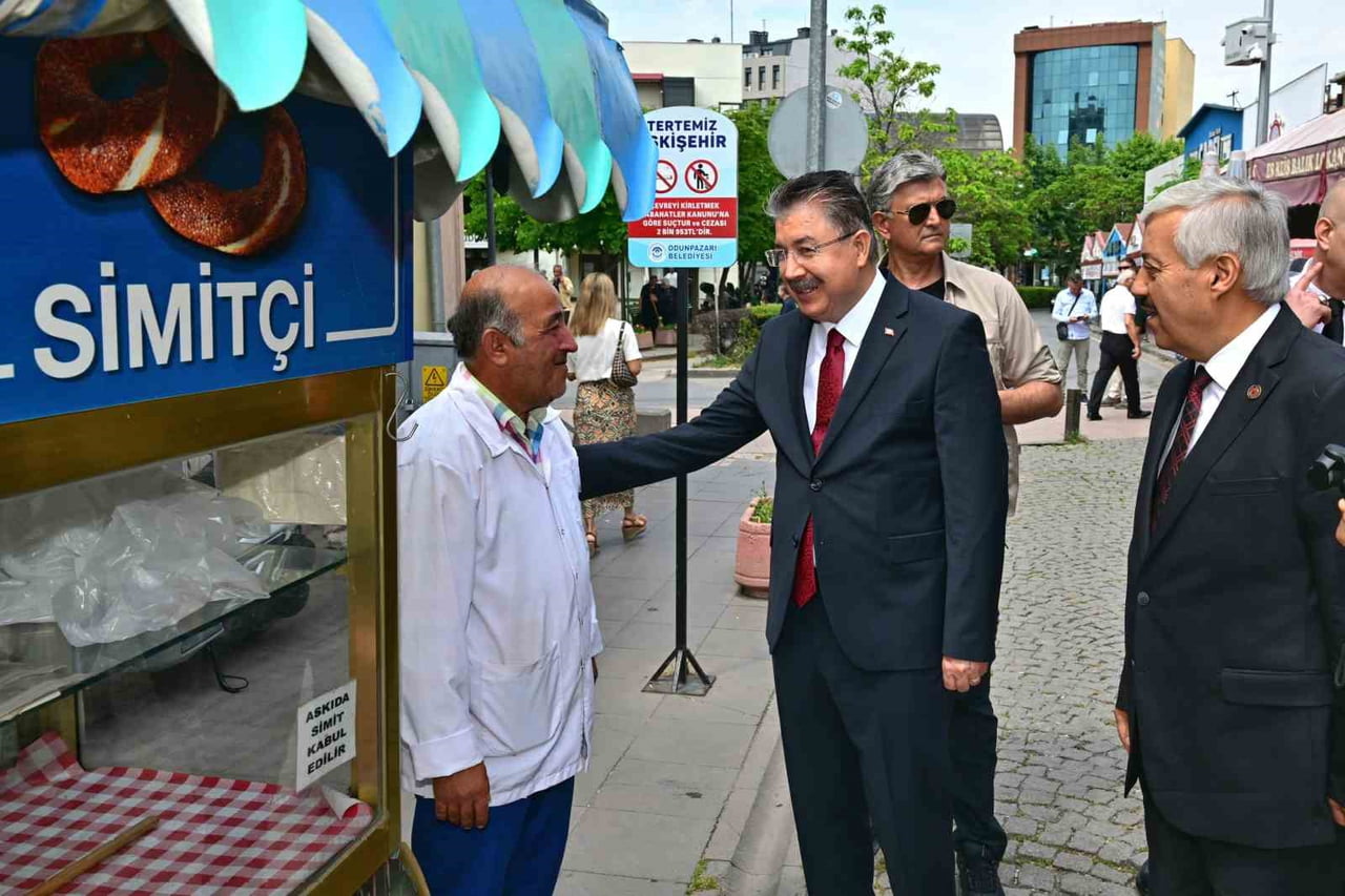 ESKİŞEHİR VALİSİ DR. ERDİNÇ YILMAZ, İL MERKEZİNDE FAALİYET GÖSTEREN ESNAF VE VATANDAŞLARA YÖNELİK...