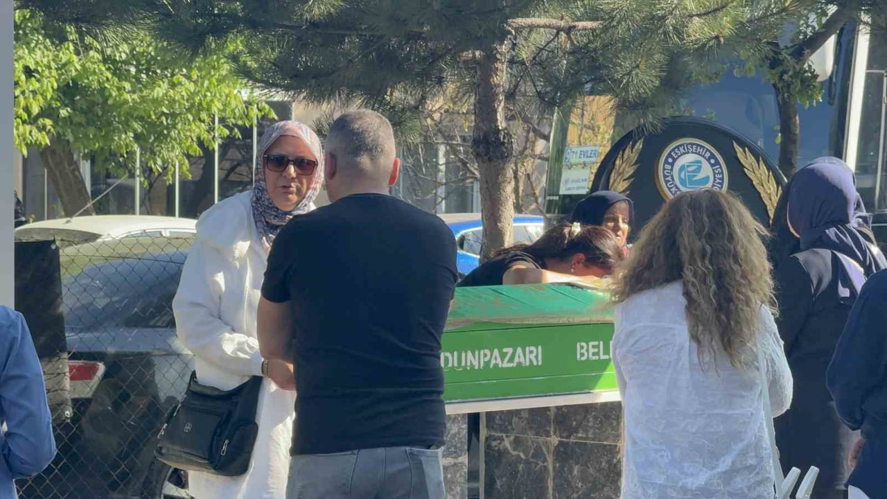 ESKİŞEHİRLİ EĞİTİMCİ VE YAZAR DİLEK CESUR’UN VEFAT EDEN ANNESİ ARİFE KIRAY, KILINAN CENAZE...