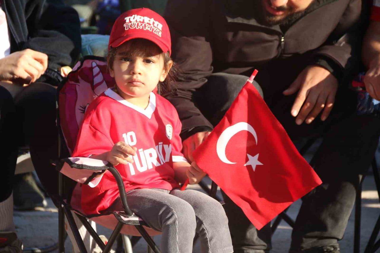 ESKİŞEHİRLİLER, 24 YIL ARADAN SONRA DÜNYA KUPASI'NA KATILAN, A MİLLİ FUTBOL TAKIMI'NI İLK MAÇINI...
