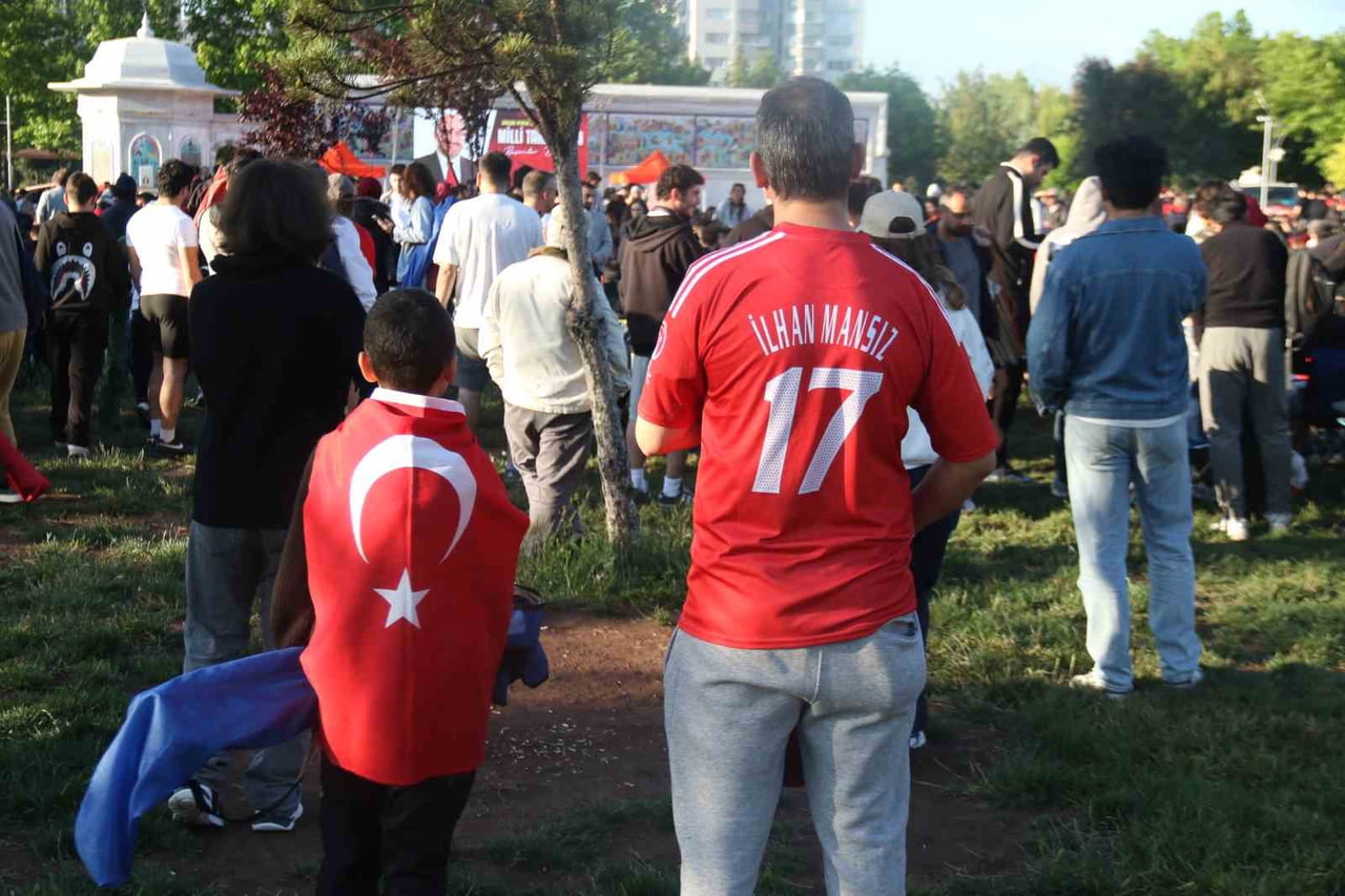 ESKİŞEHİRLİLER, 24 YIL ARADAN SONRA DÜNYA KUPASI'NA KATILAN, A MİLLİ FUTBOL TAKIMI'NI İLK MAÇINI...