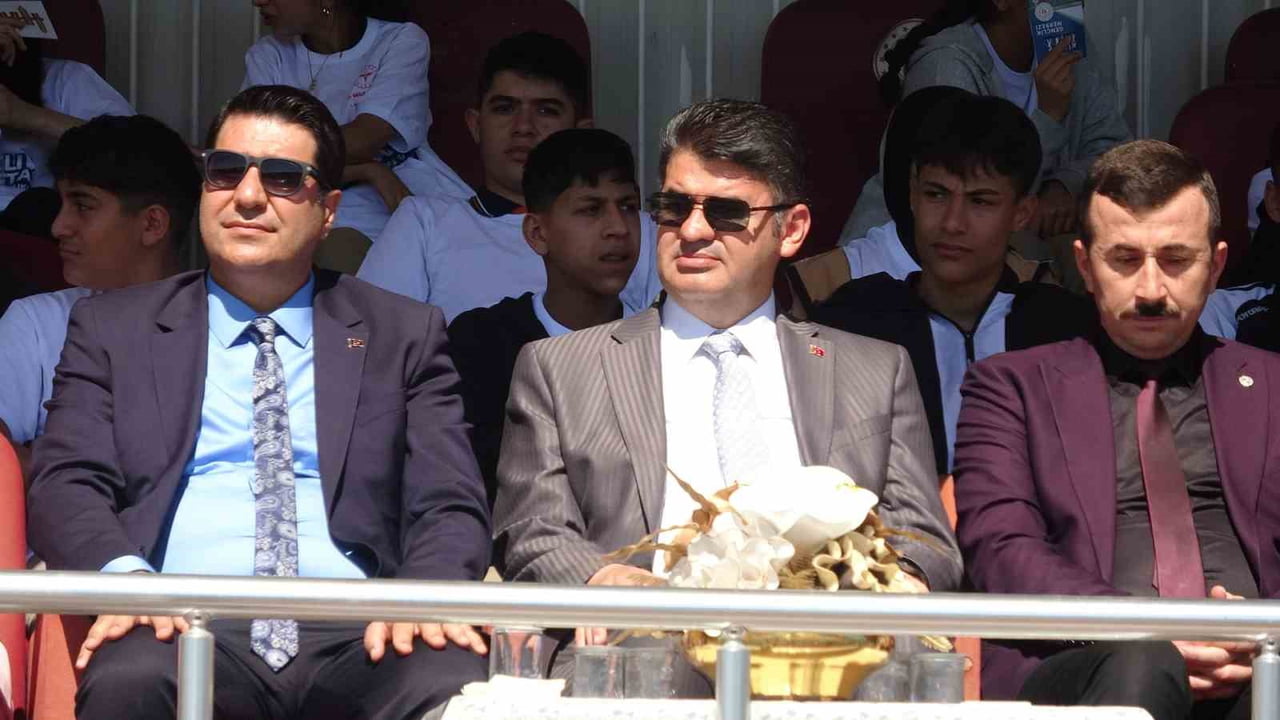ETKİNLİĞE KİLİS VALİSİ ÖMER KALAYLI, KİLİS İL MİLLİ EĞİTİM MÜDÜRÜ İBRAHİM AÇIKGÖZ, KİLİS GENÇLİK...
