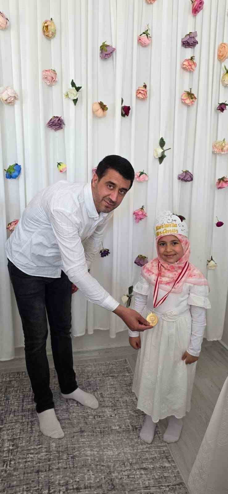 ETKİNLİK SONUNDA KUR’AN-I KERİM’E GEÇEN ÖĞRENCİLERE MADALYA, TÜM ÖĞRENCİLERE İSE KATILIM BELGESİ...