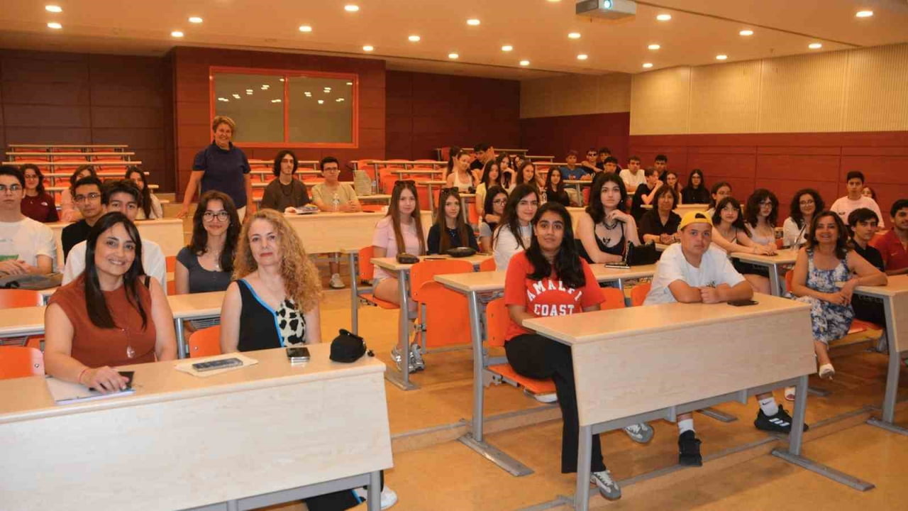 EÜ İLETİŞİM FAKÜLTESİNDE LİSE ÖĞRENCİLERİNE YÖNELİK “YENİ MEDYA VE PODCAST ATÖLYESİ” EĞİTİMİ...