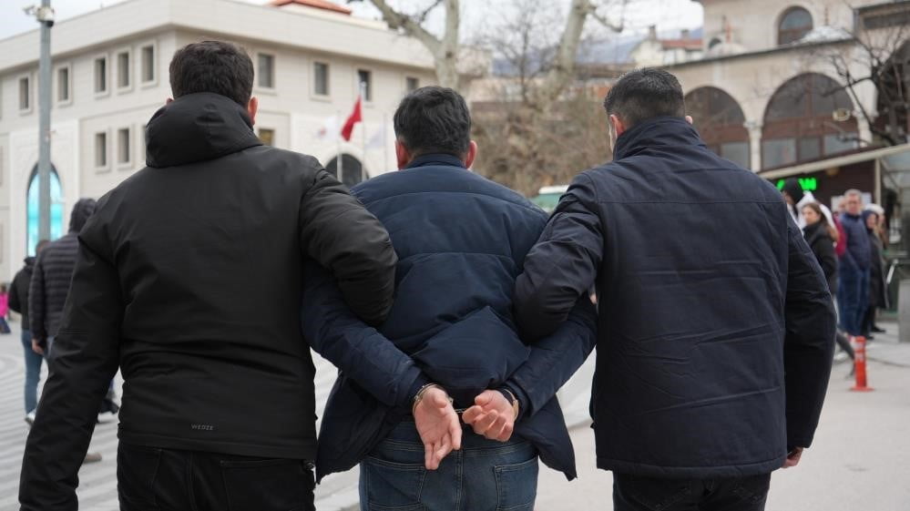 EV VE İŞ YERLERİ GİBİ ÖZEL MÜLKLERE HIRSIZLIK AMACIYLA GİRİP SUÇÜSTÜ YAKALANAN ŞÜPHELİLERİN...
