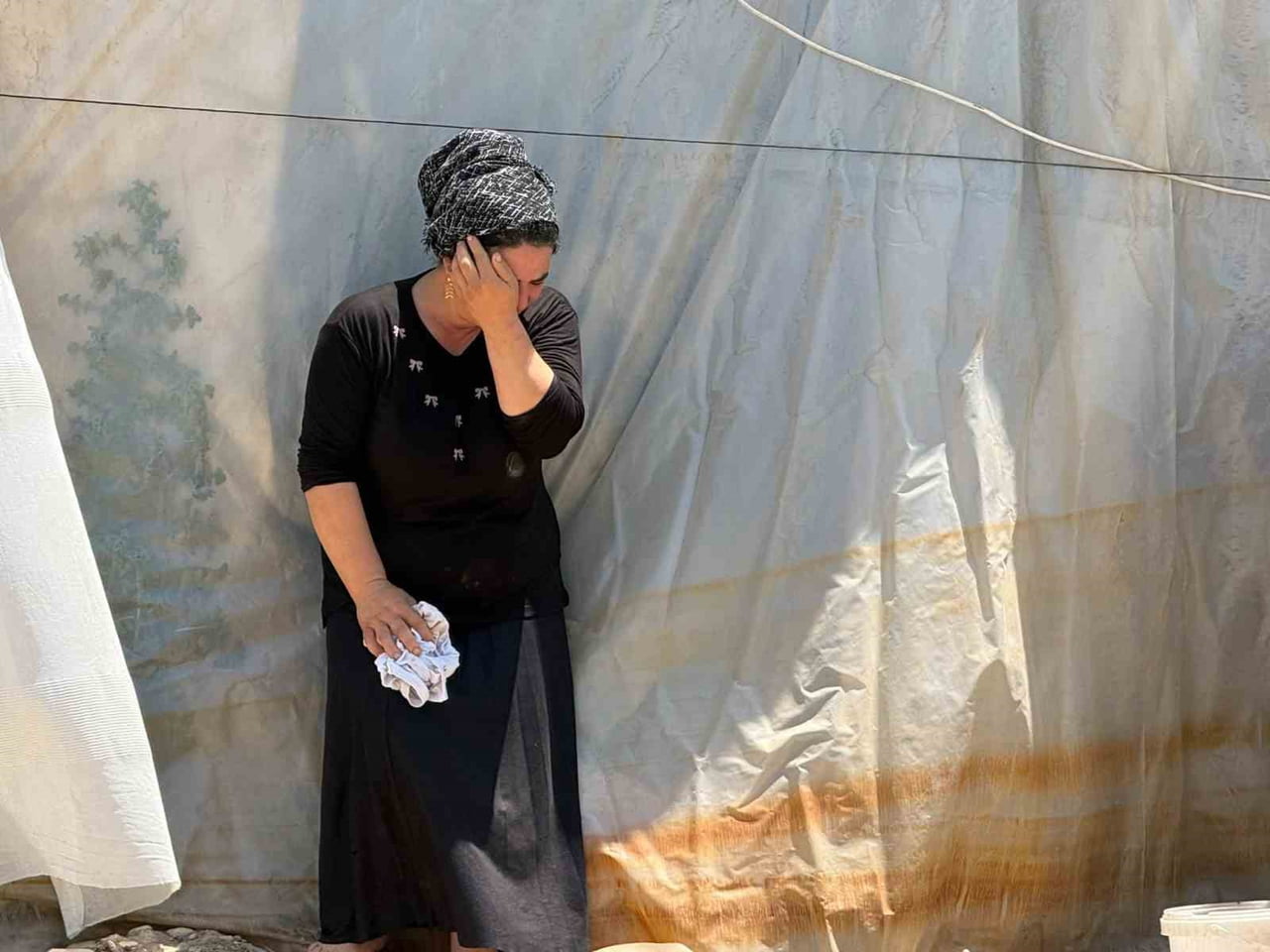 EVİ KÜLE DÖNEN KADIN GÖZYAŞI DÖKTÜ.