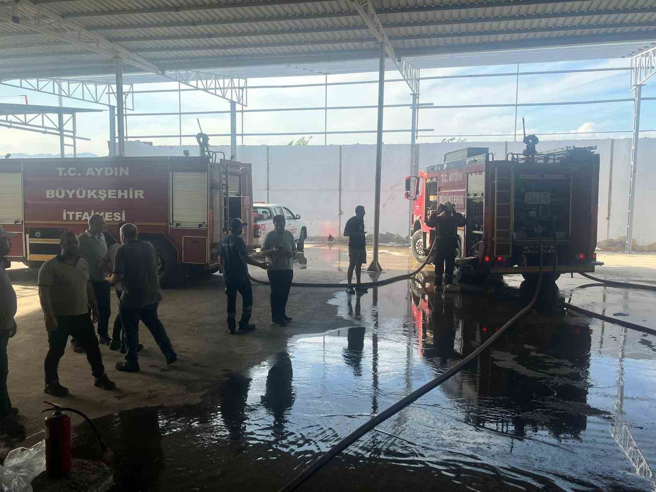 FABRİKADA ÇIKAN YANGIN SÖNDÜRÜLDÜ