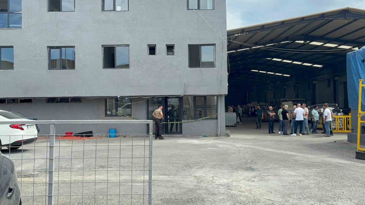 FABRİKADA KANLI HESAPLAŞMA; 1 KİŞİ ÖLDÜ, 1 KİŞİ YARALANDI