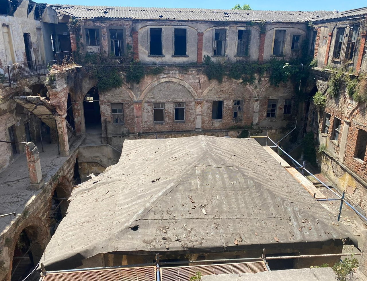 FATİH'TE 17. YÜZYILA AİT OLDUĞU BİLİNEN TARİHİ ŞEKERCİ HAN İÇİN RESTORASYON ÇALIŞMALARI...