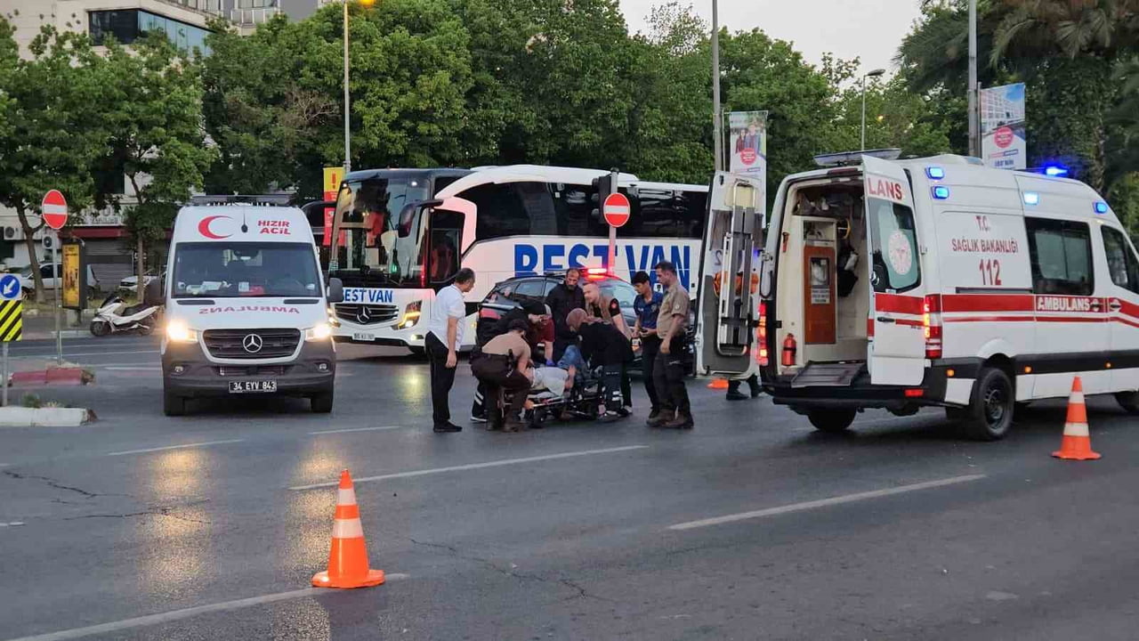 FATİH'TE 3 MOTORSİKLET BİRBİRİNE GİRDİ: 1'İ AĞIR 5 YARALI