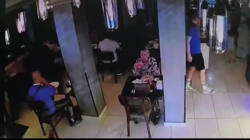 Fatih'te bir otelin restoranında kahvaltı yapan kadın turistin çantasını böyle çaldı