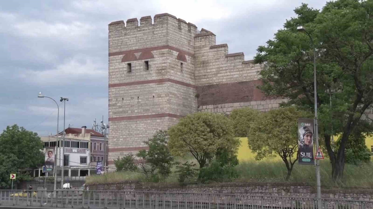 FATİH'TEKİ EDİRNEKAPI SURLARI ÜZERİNDE BİR KIZ VE BİR ERKEĞİN ŞÜPHELİ TAVIRLAR SERGİLEDİĞİNİ GÖREN...