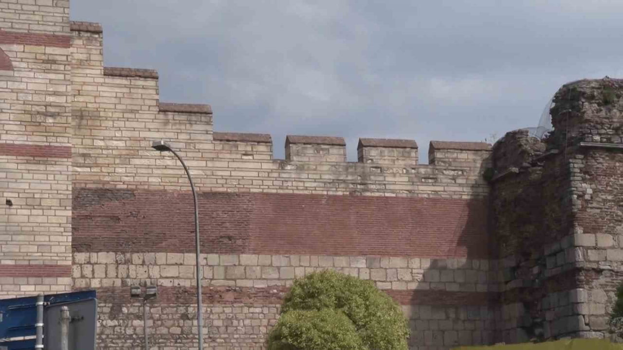 FATİH'TEKİ EDİRNEKAPI SURLARI ÜZERİNDE BİR KIZ VE BİR ERKEĞİN ŞÜPHELİ TAVIRLAR SERGİLEDİĞİNİ GÖREN...