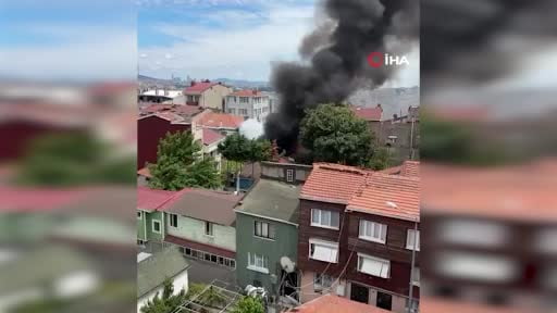Fatih Balat'ta bir otomobil tamirhanesinde yangın: Dumanlar gökyüzünü kapladı