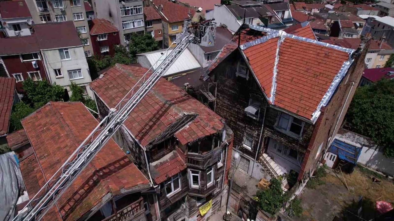 FATİH İLÇESİNDE 2 KATLI TARİHİ AHŞAP BİNANIN ÇATISINDA YAPILAN ÇALIŞMA SEBEBİYLE YANGIN...