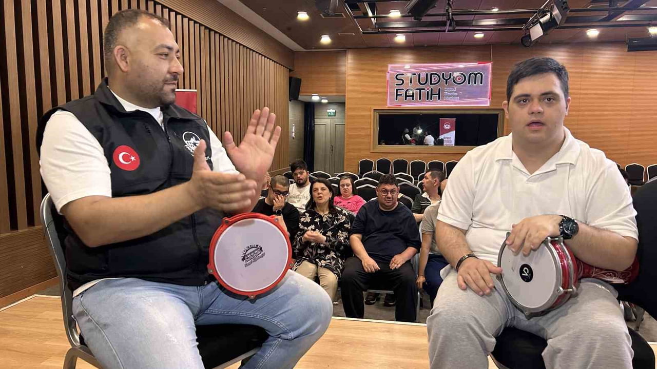 FATİH SANAT AKADEMİSİ’NDE ÖZEL BİREYLERE ENSTRÜMAN VE TİYATRO DERSLERİ VERİLİYOR