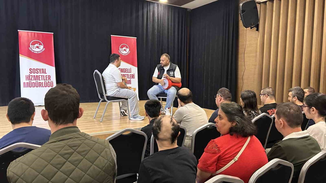 FATİH SANAT AKADEMİSİ’NDE ÖZEL BİREYLERE ENSTRÜMAN VE TİYATRO DERSLERİ VERİLİYOR