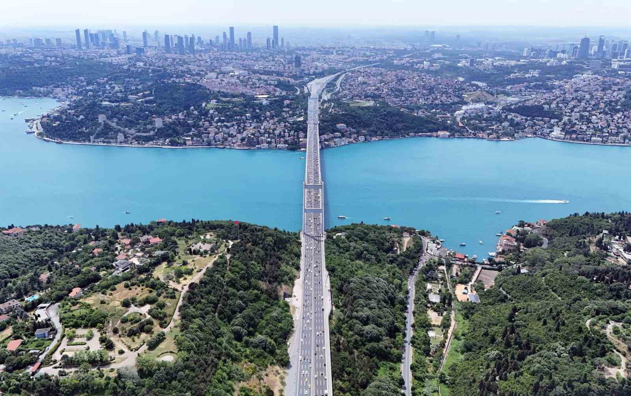 FATİH SULTAN MEHMET KÖPRÜSÜ CİVARINDA TÜRK BAYRAĞININ TURKUAZ SULARLA EŞSİZ MANZARASI MEST...