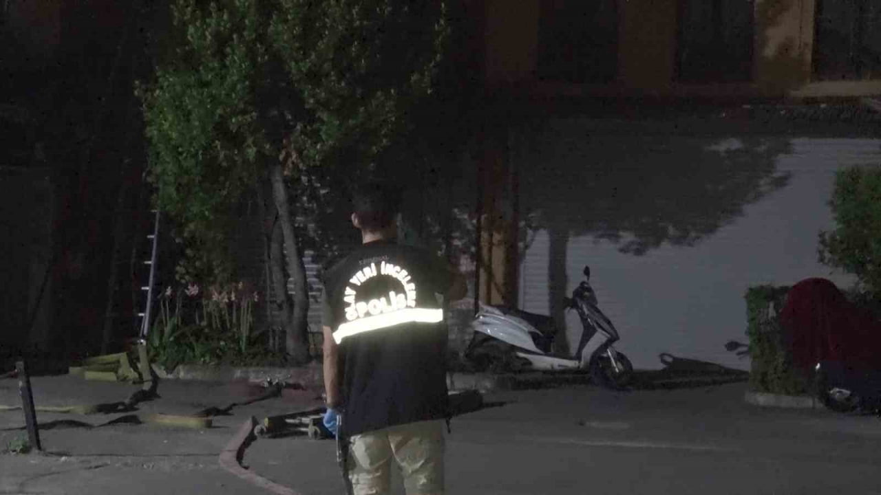 FATİH’TE 400 YILLIK HANIN ÇATI KATINDA ÇIKAN YANGIN SÖNDÜRÜLDÜ