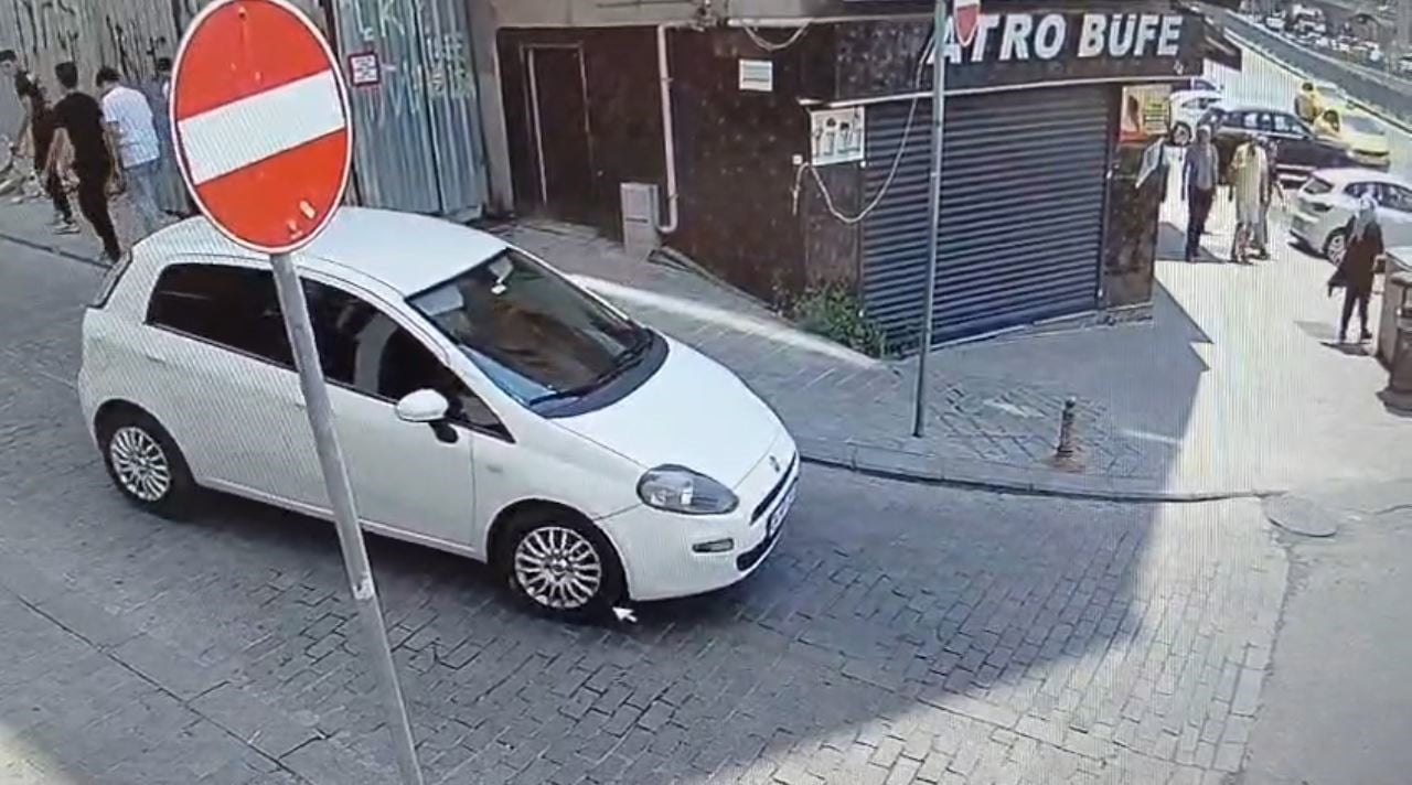 FATİH’TE PARK HALİNDEKİ BİR ARACIN KAPISINI AÇARAK İÇERİSİNDEKİ ÇANTAYI ÇALDIĞI BELİRLENEN KADIN...