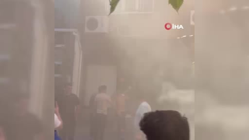 Fatih’te tek katlı tekstil deposunda yangın: 2 kişi dumandan etkilendi
