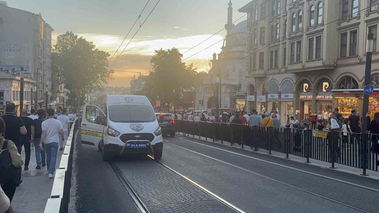FATİH’TE TRAMVAYIN GEÇİŞ ESNASINDA RAYLARA DÜŞEN 6 YAŞINDAKİ ÇOCUK TRAMVAYIN ALTINDA KALDI. VÜCUT...