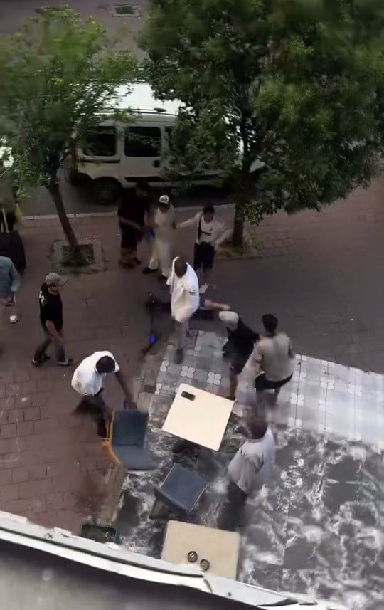 FATİH’TE YABANCI UYRUKLU ŞAHISLAR ARASINDA BIÇAKLI KAVGA KAMERAYA YANSIDI
