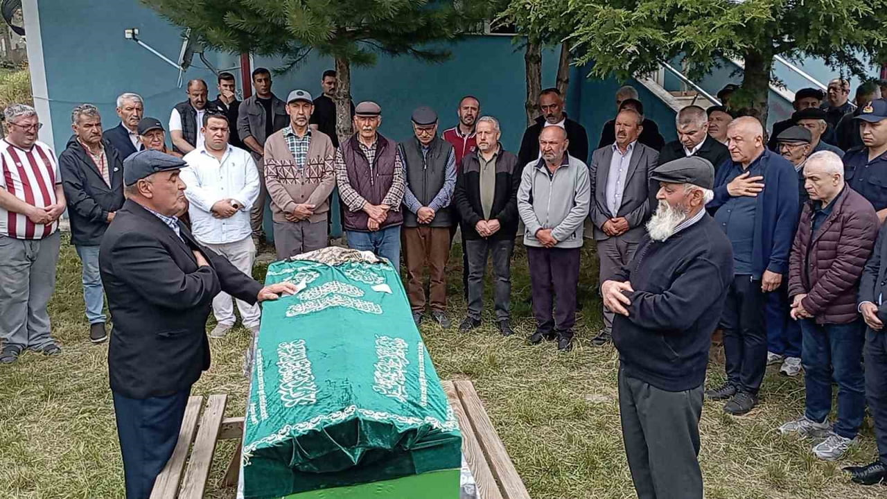 FATMA ÇALIMBAY’IN CENAZESİ, YILDIZELİ İLÇESİNE BAĞLI TOPULYURT KÖYÜNDEKİ EVİNİN ÖNÜNDE KILINAN...