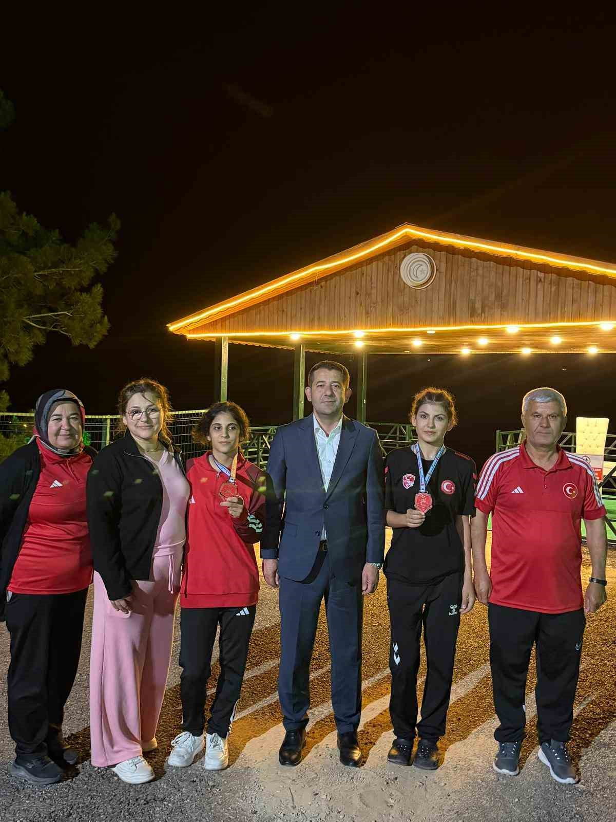 FEKE BELEDİYE BAŞKANI CÖMERT ÖZEN EŞİ AYŞE ÖZEN İLE BİRLİKTE SİVAS’TA DÜZENLENEN U17 KADINLAR...