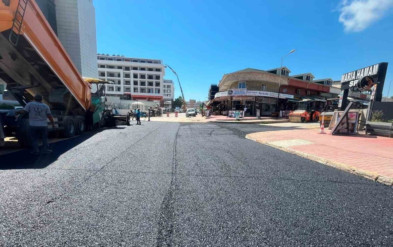 FEN İŞLERİ MÜDÜRLÜĞÜ EKİPLERİ, PLANLAMA DOĞRULTUSUNDA MAHMUTLAR MAHALLESİ'NDE YOĞUN MESAİ...