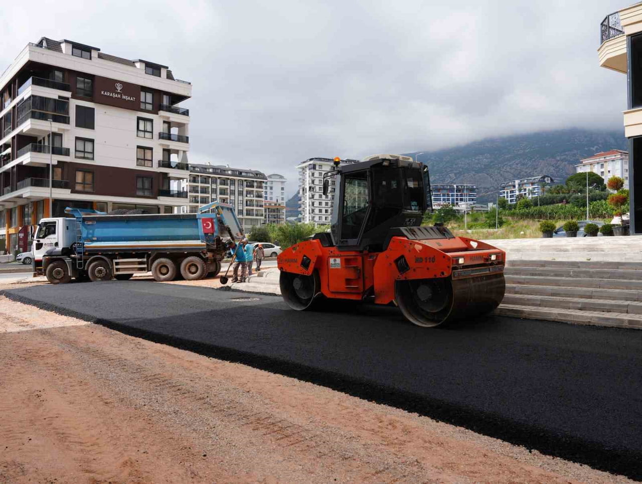 FEN İŞLERİ MÜDÜRLÜĞÜ EKİPLERİ, PLANLAMA DOĞRULTUSUNDA MAHMUTLAR MAHALLESİ'NDE YOĞUN MESAİ...