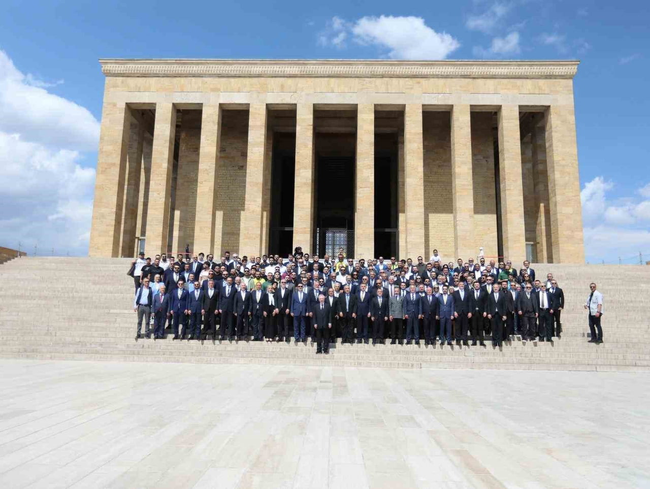 FENERBAHÇE BAŞKAN ADAYI AZİZ YILDIRIM VE YÖNETİM KURULU ÜYELERİ ANITKABİR’İ ZİYARET...