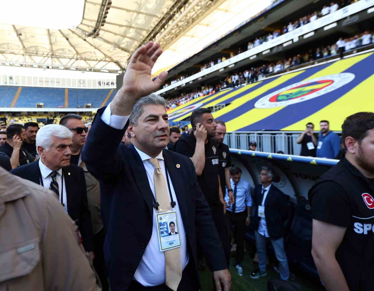 FENERBAHÇE BAŞKAN ADAYI HAKAN SAFİ, KONGRE ÜYELERİNİN YARIN GEÇMİŞ İLE GELECEK ARASINDA ÇOK KRİTİK...
