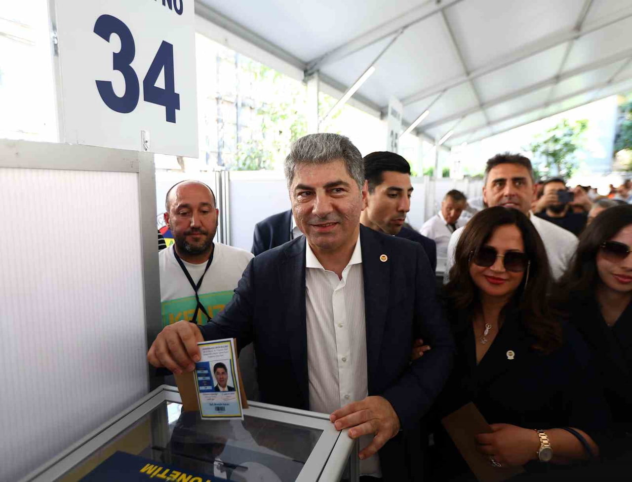 FENERBAHÇE BAŞKAN ADAYI HAKAN SAFİ, OLAĞANÜSTÜ SEÇİMLİ GENEL KURULDA OYUNU KULLANDI.