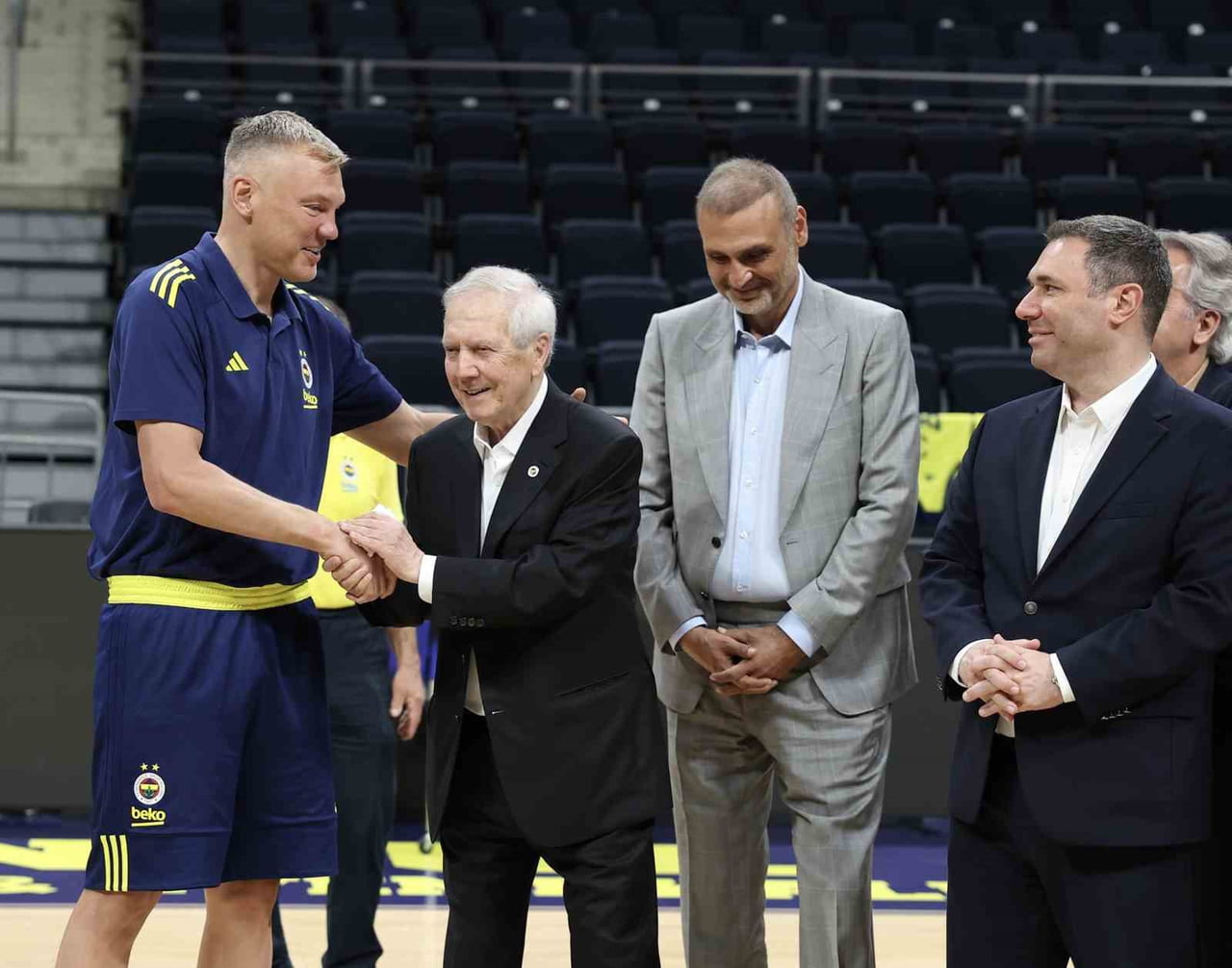 FENERBAHÇE BAŞKANI AZİZ YILDIRIM VE YÖNETİM KURULU ÜYELERİ, FENERBAHÇE ERKEK BASKETBOL TAKIMI'NA...
