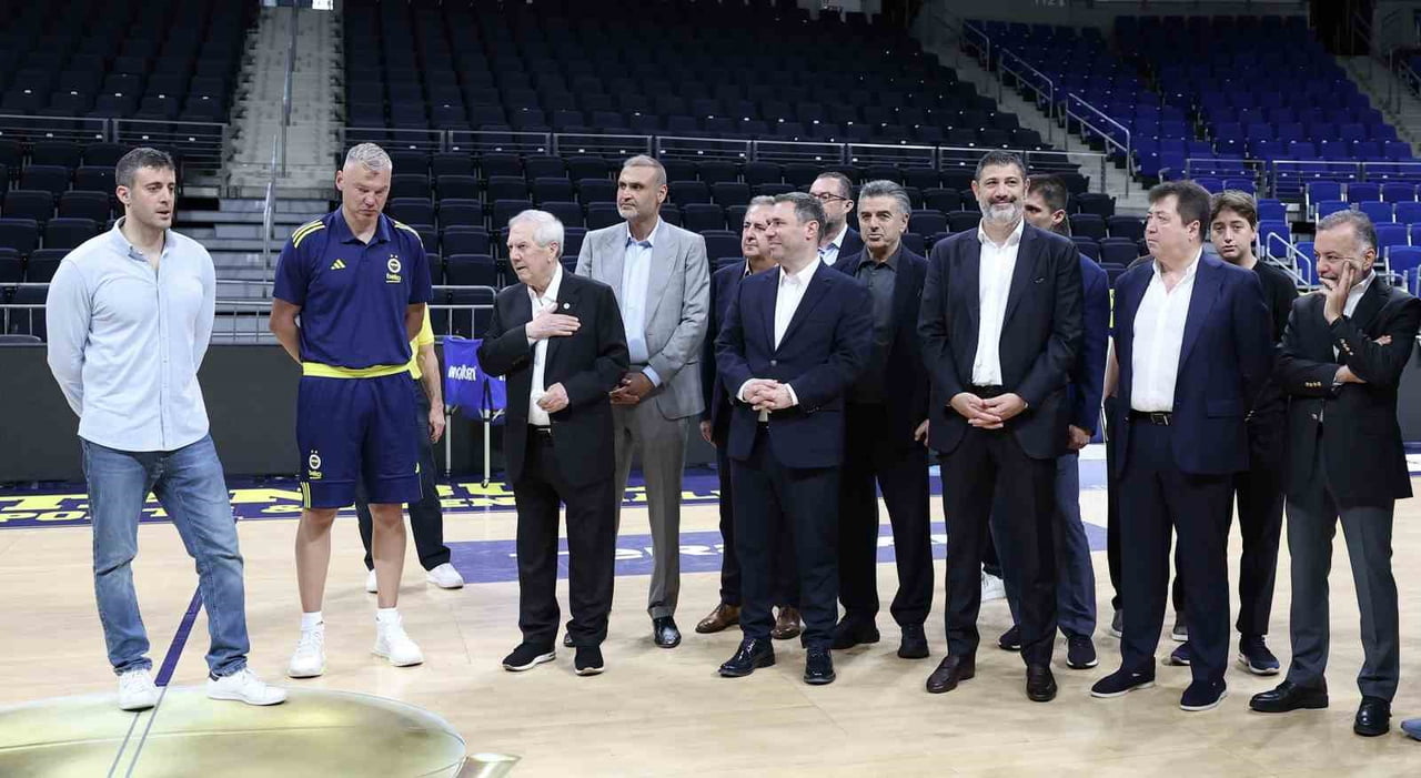 FENERBAHÇE BAŞKANI AZİZ YILDIRIM VE YÖNETİM KURULU ÜYELERİ, FENERBAHÇE ERKEK BASKETBOL TAKIMI'NA...