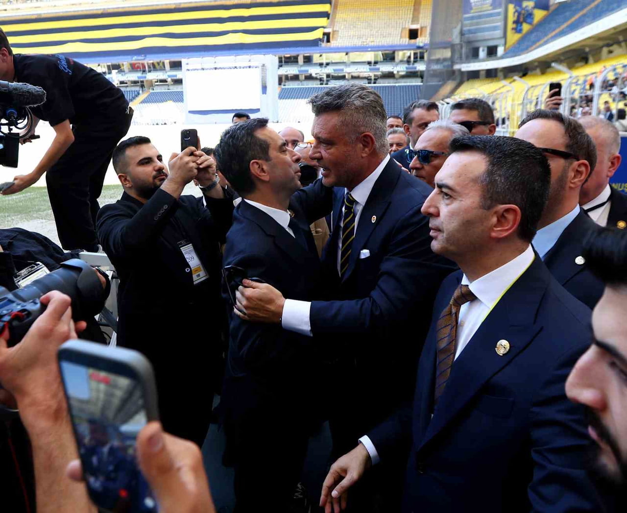 FENERBAHÇE BAŞKANI SADETTİN SARAN, ALKIŞLARLA STATTAN AYRILDI.