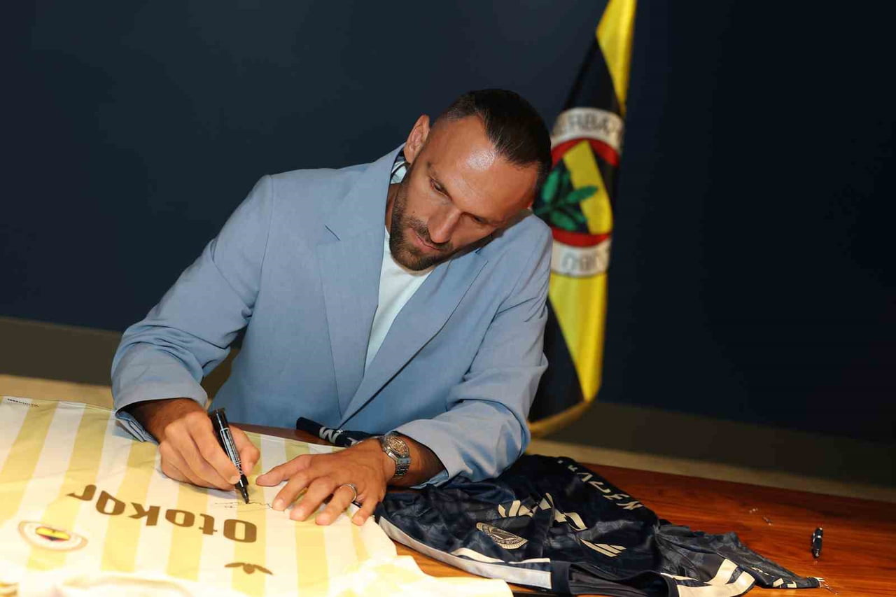 FENERBAHÇE, KOSOVALI FORVET VEDAT MURİQİ İLE 3 YILLIK SÖZLEŞME İMZALADI